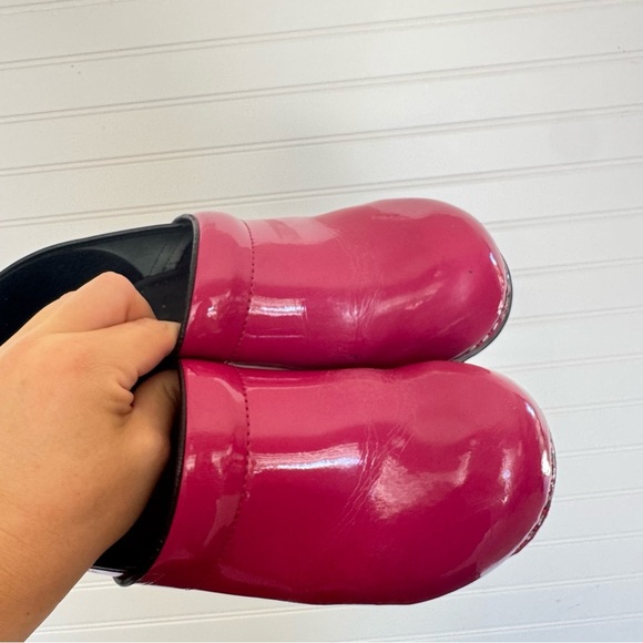 Sanita Clogs Slip On EU Size 41 US Size 10 Fuchsia Patent Leather Round Toe - Picture 11 of 13